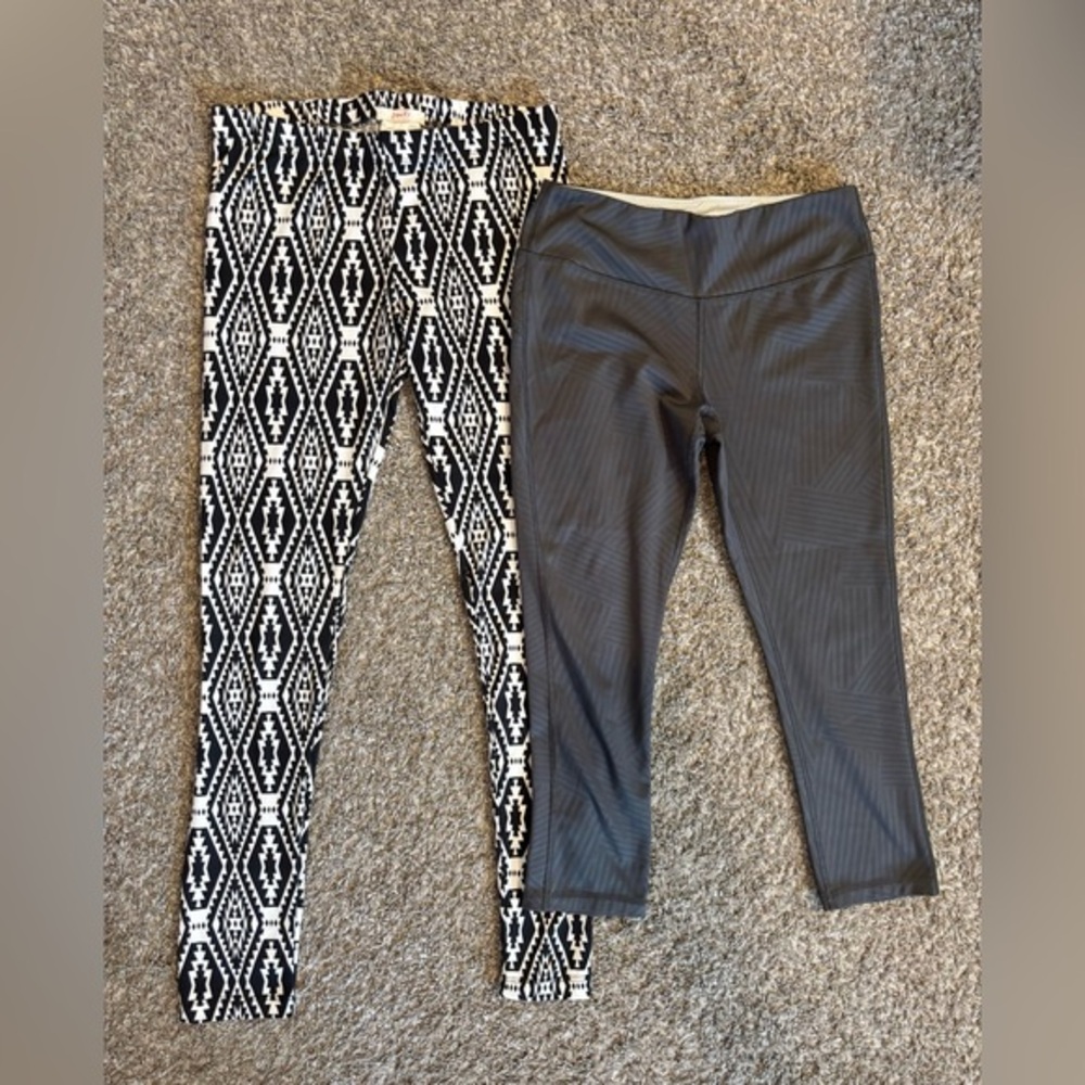 Set of 2 leggings: Black & White Patterned and Gray Athletic Cropped Size Small